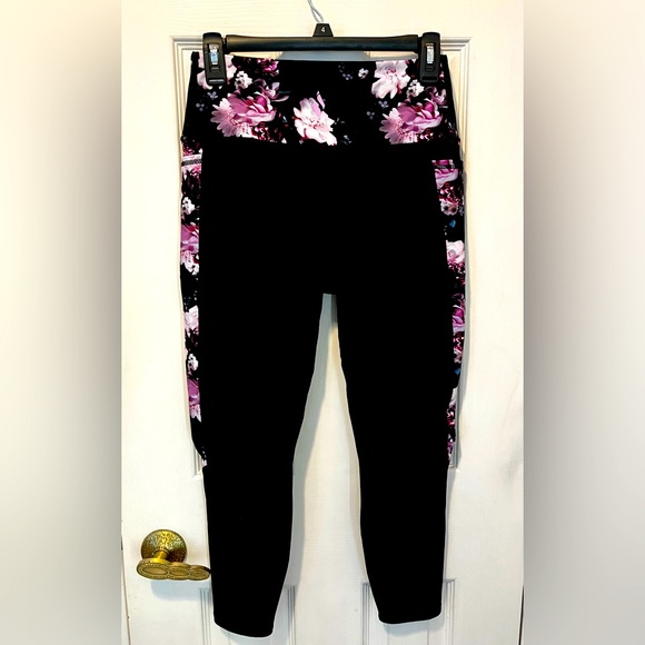 Skechers Cropped leggings / Yoga pants w/ flower print - Picture 2 of 3